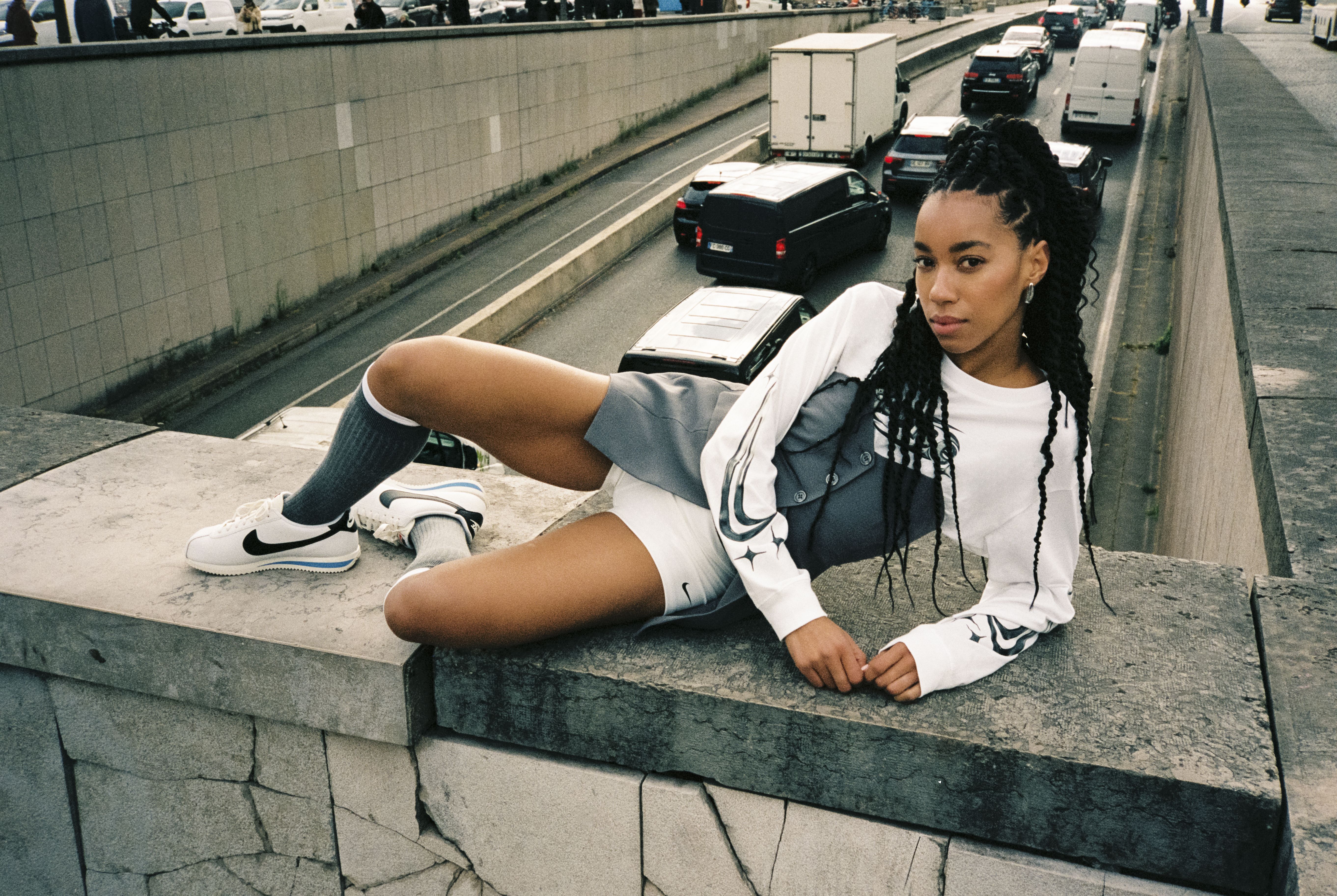 Žena v outfitu od NIKE